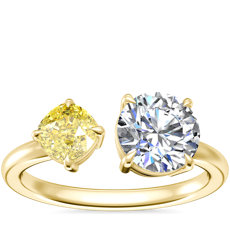 Anillo de compromiso de dos piedras con Diamante de talla cojín de color amarillo fantasía en oro amarillo de 14 k(1/2 qt. total) 
